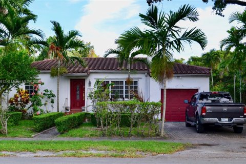 House in Coral Gables, Florida 4 bedrooms, 158.21 sq.m. № 1272326 - photo 2