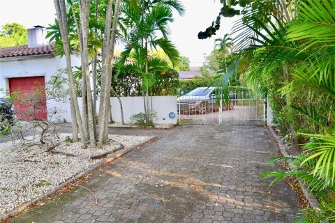 House in Coral Gables, Florida 4 bedrooms, 158.21 sq.m. № 1272326 - photo 4