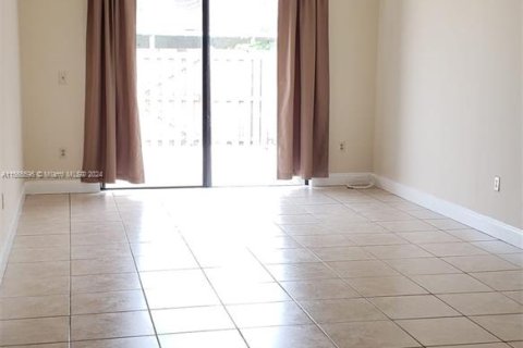 House in Hialeah, Florida 2 bedrooms, 95.88 sq.m. № 1101905 - photo 3