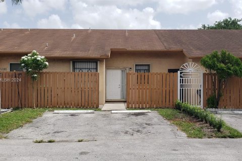 House in Hialeah, Florida 2 bedrooms, 95.88 sq.m. № 1101905 - photo 1