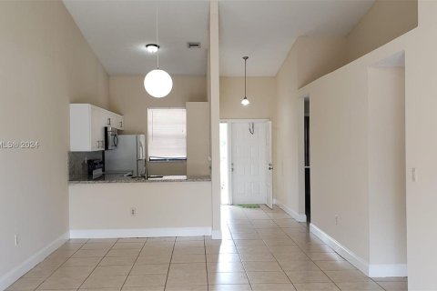 House in Hialeah, Florida 2 bedrooms, 95.88 sq.m. № 1101905 - photo 2