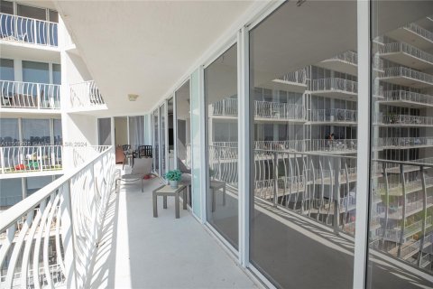 Condominio en alquiler en North Bay Village, Florida, 2 dormitorios, 95.69 m2 № 1101907 - foto 24
