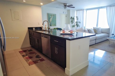 Condominio en alquiler en North Bay Village, Florida, 2 dormitorios, 95.69 m2 № 1101907 - foto 3
