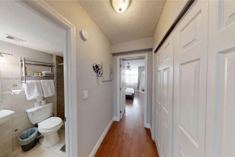 Condo in Miami Beach, Florida, 1 bedroom  № 780647 - photo 5