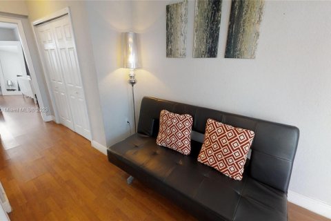 Condo in Miami Beach, Florida, 1 bedroom  № 780647 - photo 3