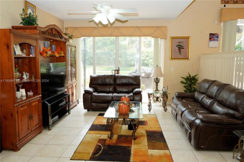 Villa ou maison à vendre à Pembroke Pines, Floride: 4 chambres, 254.55 m2 № 1365340 - photo 15