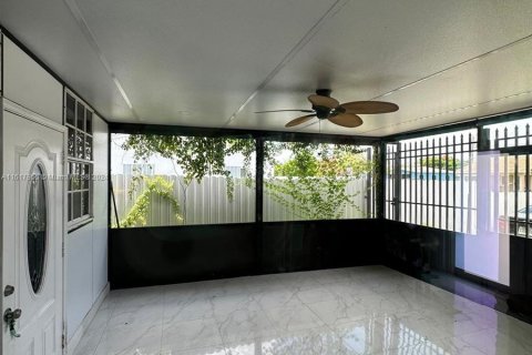 House in Miami, Florida 5 bedrooms, 139.35 sq.m. № 1239287 - photo 14