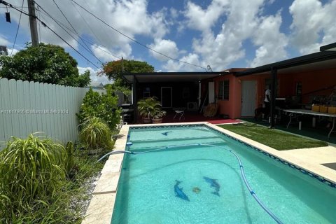 House in Miami, Florida 5 bedrooms, 139.35 sq.m. № 1239287 - photo 10