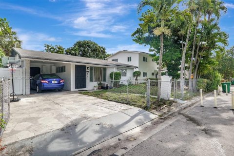 Casa en venta en Fort Lauderdale, Florida, 2 dormitorios, 145.86 m2 № 1233584 - foto 3