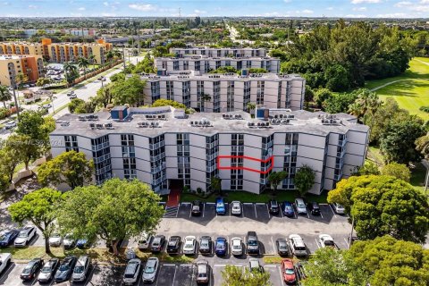 Condo in Hialeah, Florida, 2 bedrooms  № 1409344 - photo 1