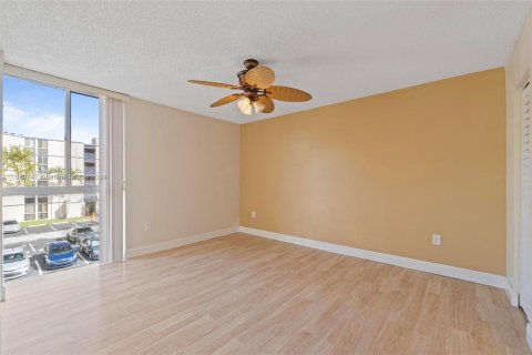 Condo in Hialeah, Florida, 2 bedrooms  № 1409344 - photo 18