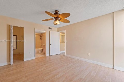 Condominio en venta en Hialeah, Florida, 2 dormitorios, 87.24 m2 № 1409344 - foto 19