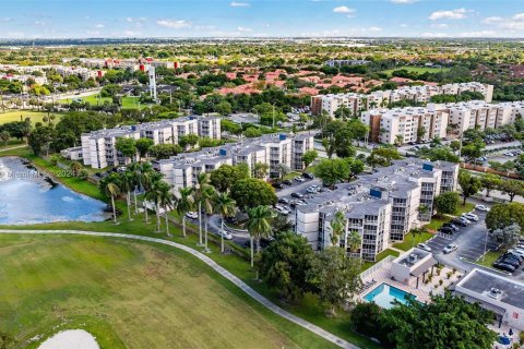 Copropriété à vendre à Hialeah, Floride: 2 chambres, 87.24 m2 № 1409344 - photo 4