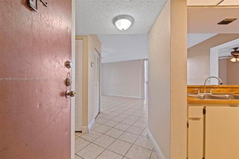 Condo in Hialeah, Florida, 2 bedrooms  № 1409344 - photo 22