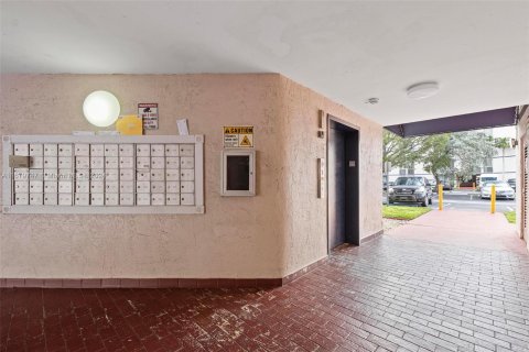 Condo in Hialeah, Florida, 2 bedrooms  № 1409344 - photo 12