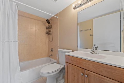 Condo in Hialeah, Florida, 2 bedrooms  № 1409344 - photo 21