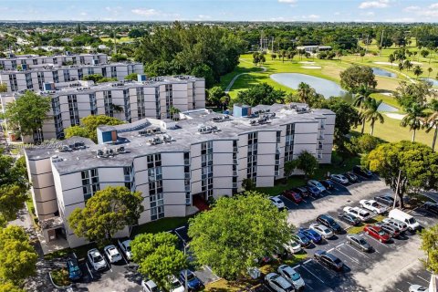 Condo in Hialeah, Florida, 2 bedrooms  № 1409344 - photo 9