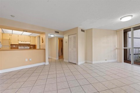 Condo in Hialeah, Florida, 2 bedrooms  № 1409344 - photo 27