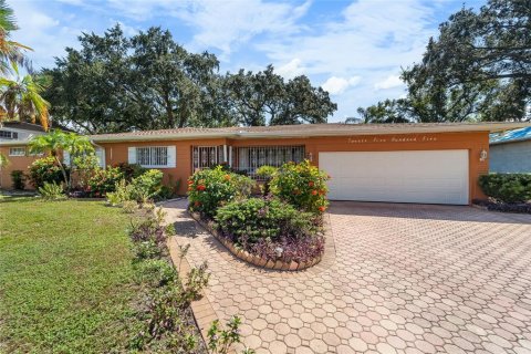 House in Tampa, Florida 3 bedrooms, 273.5 sq.m. № 1387664 - photo 1