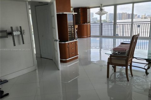 Condominio en venta en Sunny Isles Beach, Florida, 2 dormitorios, 146.32 m2 № 1233637 - foto 19
