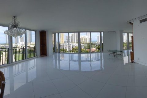 Condominio en venta en Sunny Isles Beach, Florida, 2 dormitorios, 146.32 m2 № 1233637 - foto 15