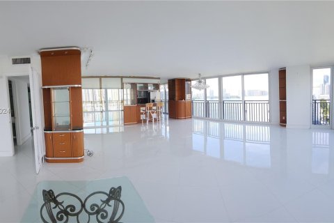 Condominio en venta en Sunny Isles Beach, Florida, 2 dormitorios, 146.32 m2 № 1233637 - foto 16