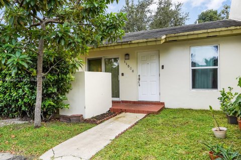 Casa en venta en Miami, Florida, 3 dormitorios, 94.3 m2 № 1436990 - foto 1