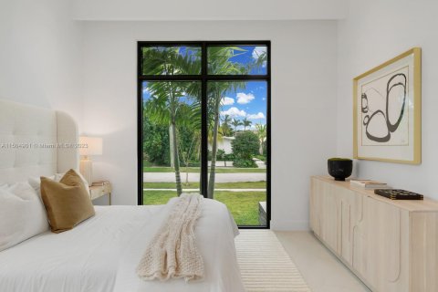 House in North Miami, Florida 7 bedrooms, 468.78 sq.m. № 922012 - photo 11