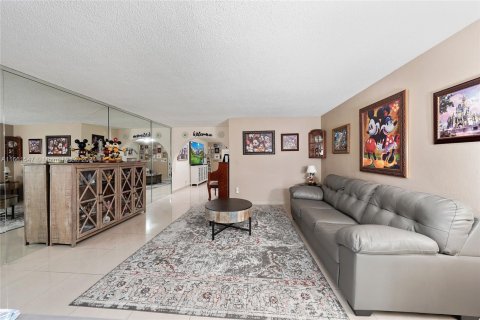 Touwnhouse à vendre à Hialeah, Floride: 2 chambres, 122.07 m2 № 1369070 - photo 5