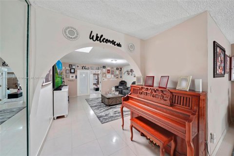 Touwnhouse à vendre à Hialeah, Floride: 2 chambres, 122.07 m2 № 1369070 - photo 16