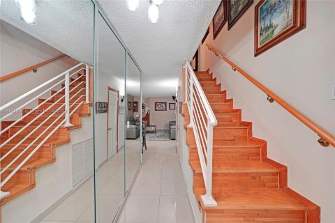 Adosado en venta en Hialeah, Florida, 2 dormitorios, 122.07 m2 № 1369070 - foto 3