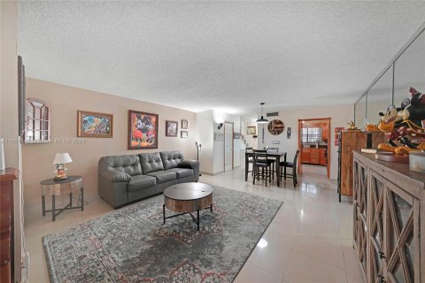 Townhouse in Hialeah, Florida 2 bedrooms, 122.07 sq.m. № 1369070 - photo 10