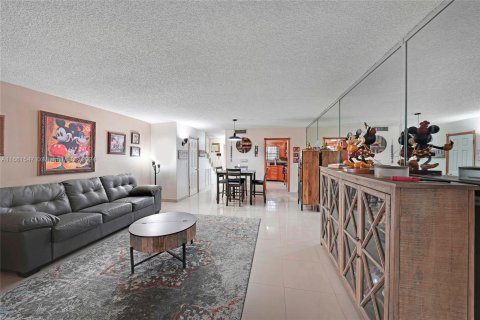 Touwnhouse à vendre à Hialeah, Floride: 2 chambres, 122.07 m2 № 1369070 - photo 11