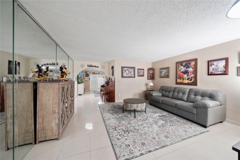 Townhouse in Hialeah, Florida 2 bedrooms, 122.07 sq.m. № 1369070 - photo 4