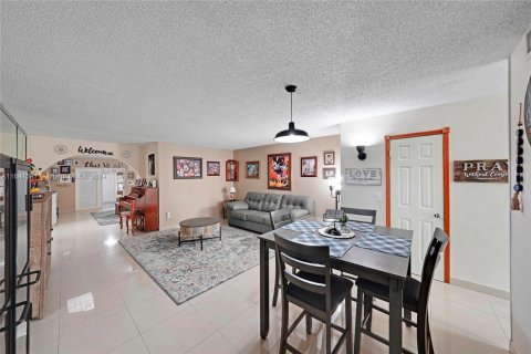 Touwnhouse à vendre à Hialeah, Floride: 2 chambres, 122.07 m2 № 1369070 - photo 7