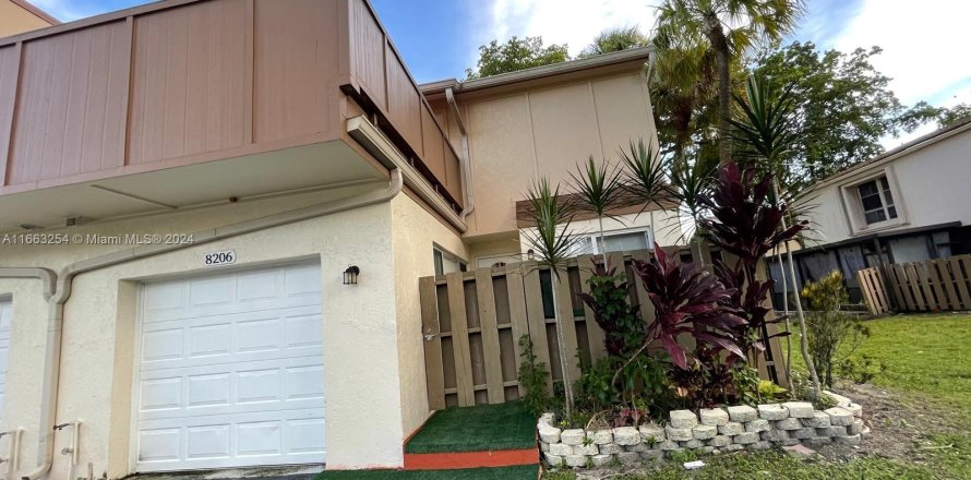 Townhouse in Plantation, Florida 4 bedrooms, 164.44 sq.m. № 1372826