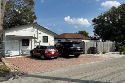 Commercial property in West Palm Beach, Florida 190.54 sq.m. № 1409231 - photo 1