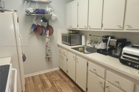 Condo in Pembroke Pines, Florida, 1 bedroom  № 1364267 - photo 9