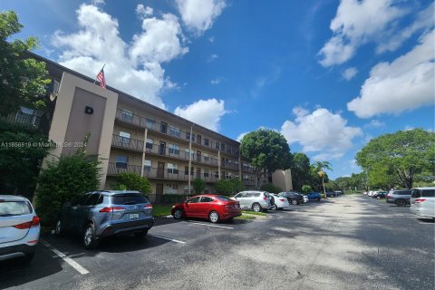 Condo in Pembroke Pines, Florida, 1 bedroom  № 1364267 - photo 1