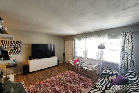 Condo in Pembroke Pines, Florida, 1 bedroom  № 1364267 - photo 2