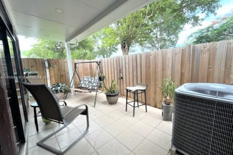 Townhouse in Miami, Florida 2 bedrooms, 143.63 sq.m. № 1365552 - photo 15