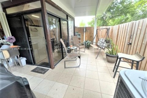 Townhouse in Miami, Florida 2 bedrooms, 143.63 sq.m. № 1365552 - photo 16