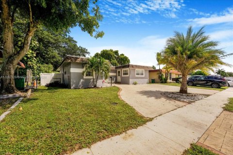 House in Tamarac, Florida 3 bedrooms, 122.07 sq.m. № 1374932 - photo 3