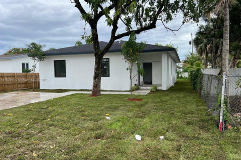 House in Miami Gardens, Florida 4 bedrooms, 171.87 sq.m. № 1288855 - photo 1