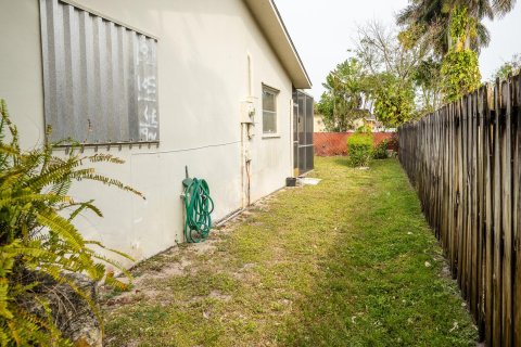 House in Pembroke Pines, Florida 2 bedrooms, 146.23 sq.m. № 1229261 - photo 8