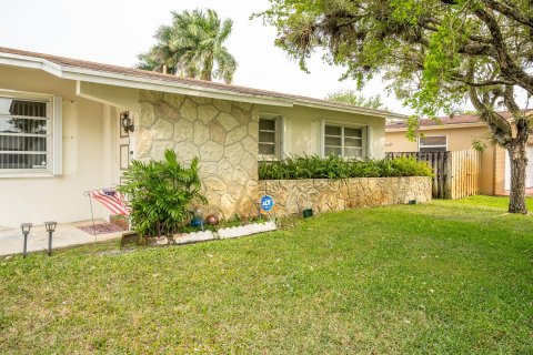 House in Pembroke Pines, Florida 2 bedrooms, 146.23 sq.m. № 1229261 - photo 7