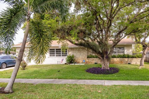 House in Pembroke Pines, Florida 2 bedrooms, 146.23 sq.m. № 1229261 - photo 4