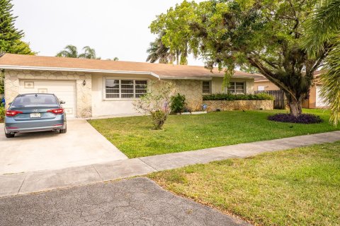 House in Pembroke Pines, Florida 2 bedrooms, 146.23 sq.m. № 1229261 - photo 3