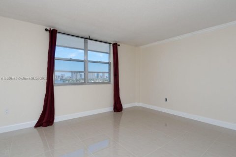 Condo in North Miami Beach, Florida, 1 bedroom  № 1365880 - photo 16