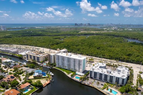 Condo in North Miami Beach, Florida, 1 bedroom  № 1365880 - photo 22